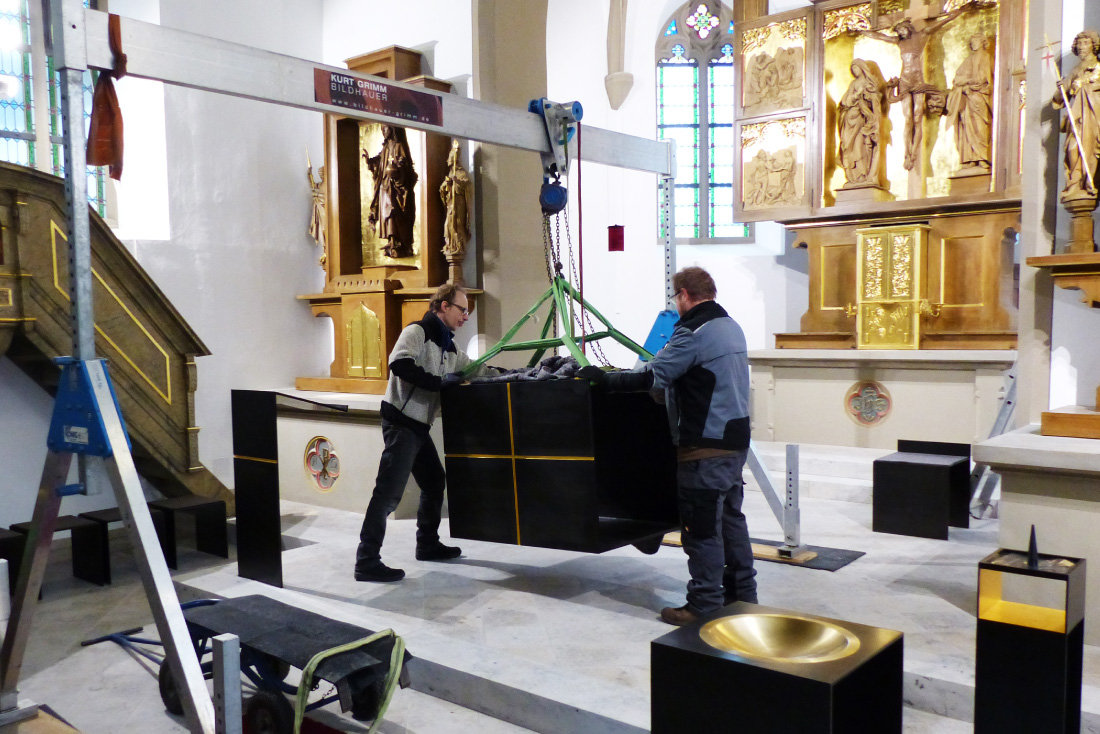 Zwei Künstler beim Aufstellen des Altars